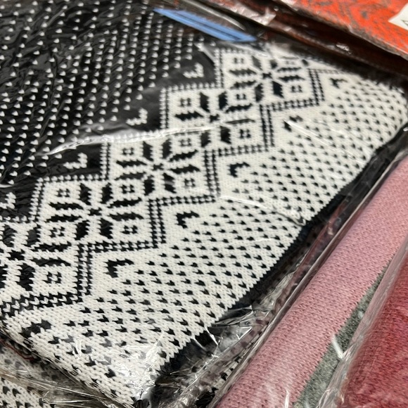 Simplicity Wide Knit Scarf Long Winter Wrap Reversible Unisex Black & Wh… - Picture 5 of 8